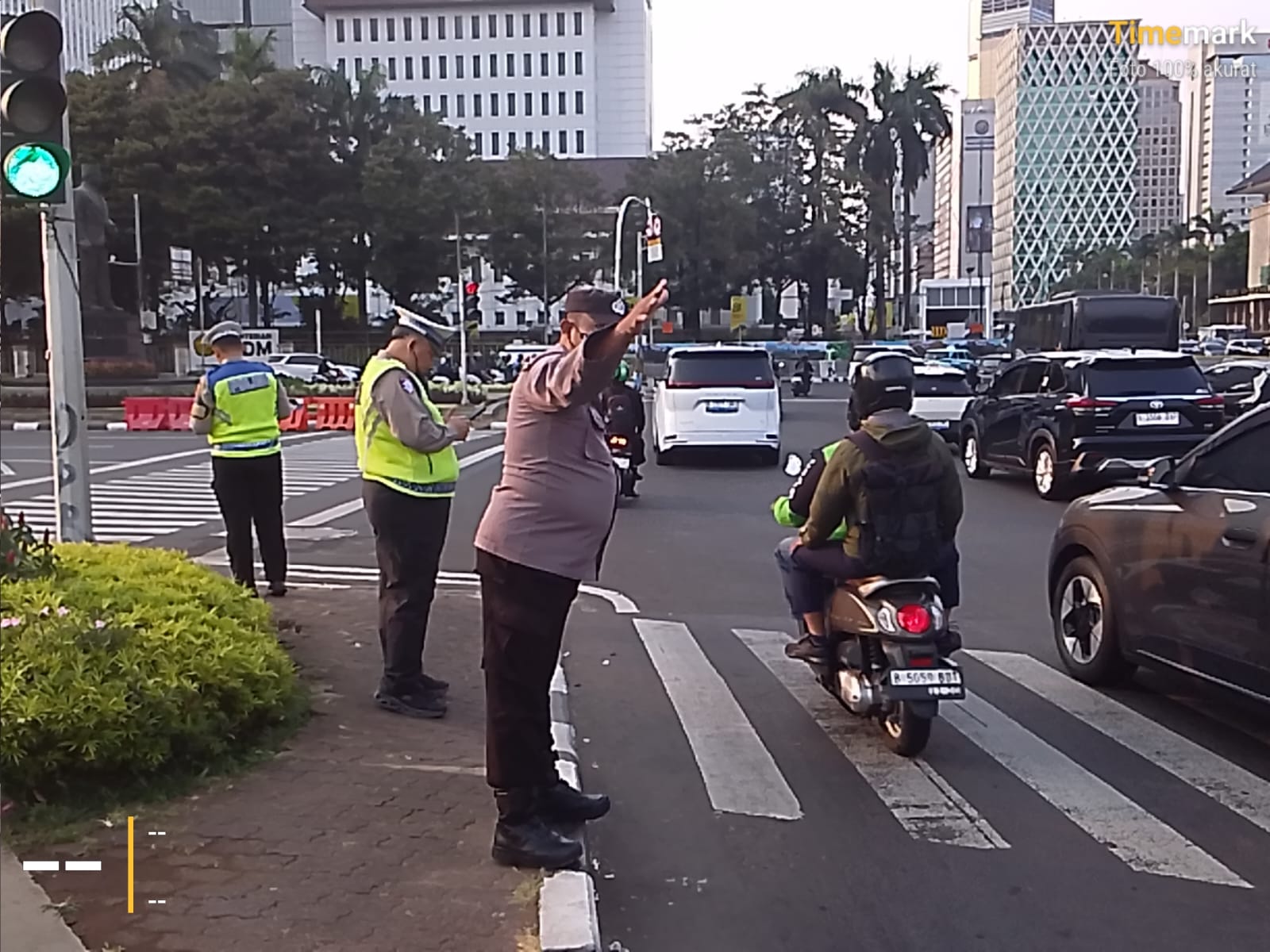 Guna Kelancaran Arus Lalin Pagi Hari, Personel Polsek Metro Gambir Laksanakan Ploting di TL Patung Kuda