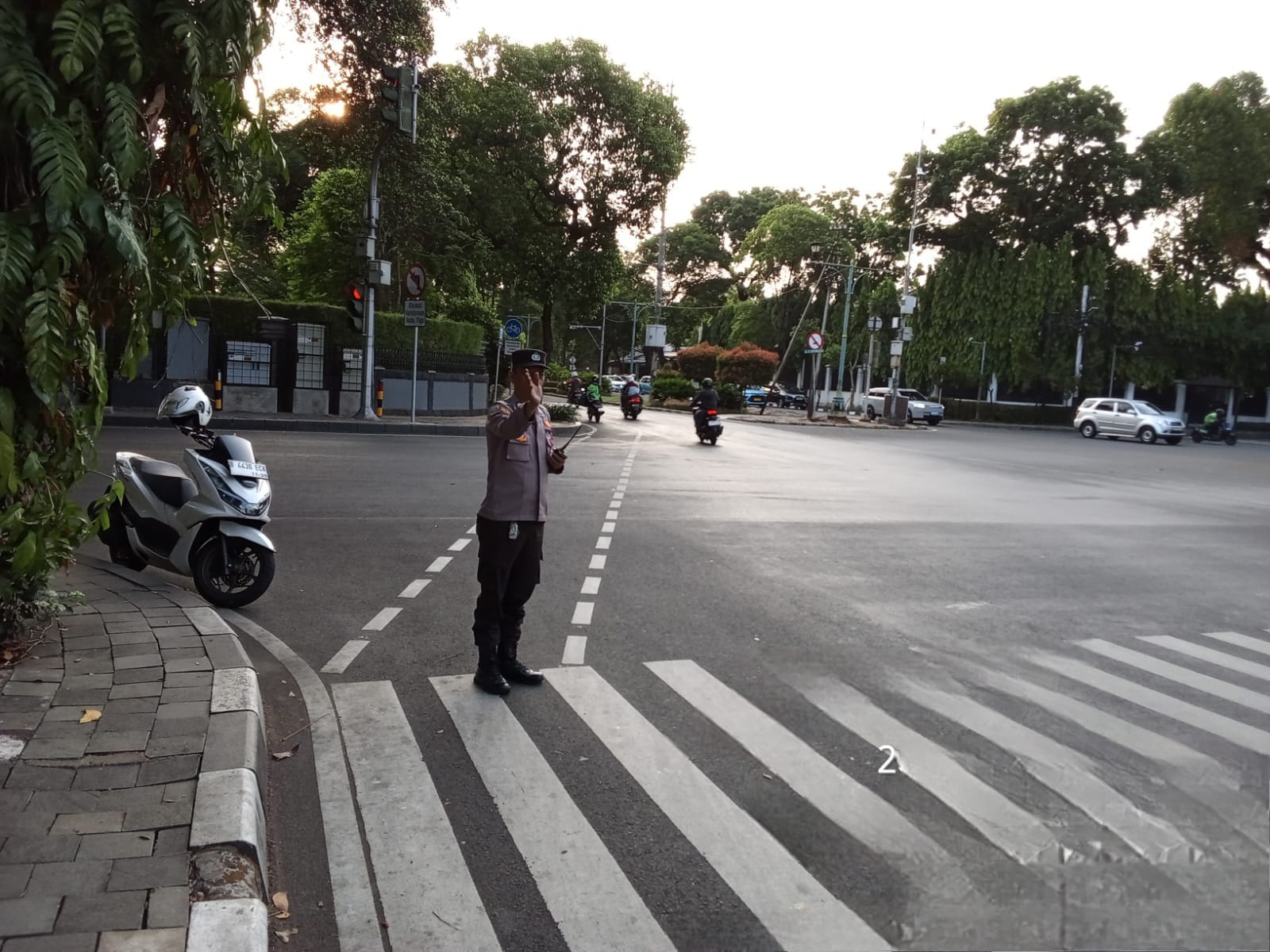 Polsek Metro Menteng Siagakan Personel di TL C2 Taman Suropati, Arus Lalu Lintas Terpantau Lancar