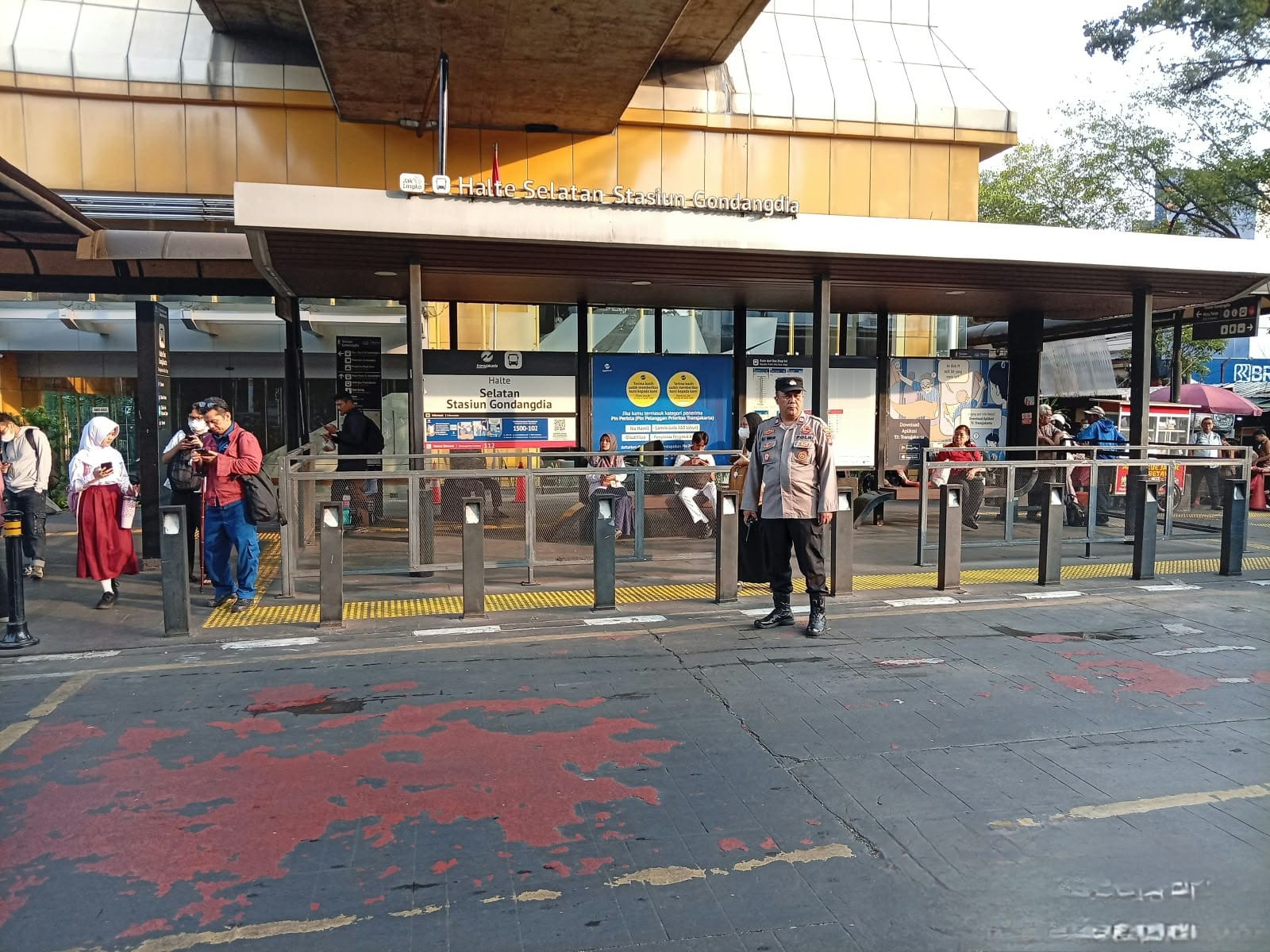 Pastikan Aktivitas Pagi Berjalan Lancar, Polsek Metro Menteng Siagakan Personel di Halte KRL Gondangdia