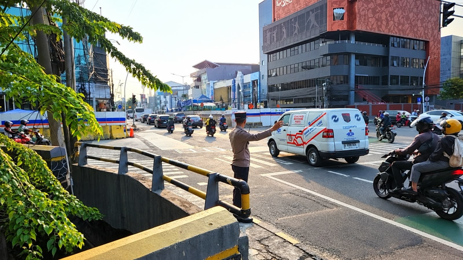 Jaga Kelancaran Aktivitas Pagi, Personel Polsek Metro Gambir Laksanakan Pengaturan Lalu Lintas di TL Kesehatan