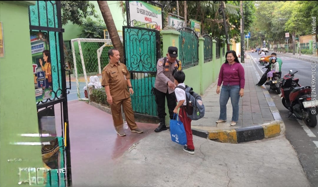 Tanamkan Disiplin Sejak Dini, Bhabinkamtibmas Hadir Dekat Dengan Siswa SDN Gondangdia 03