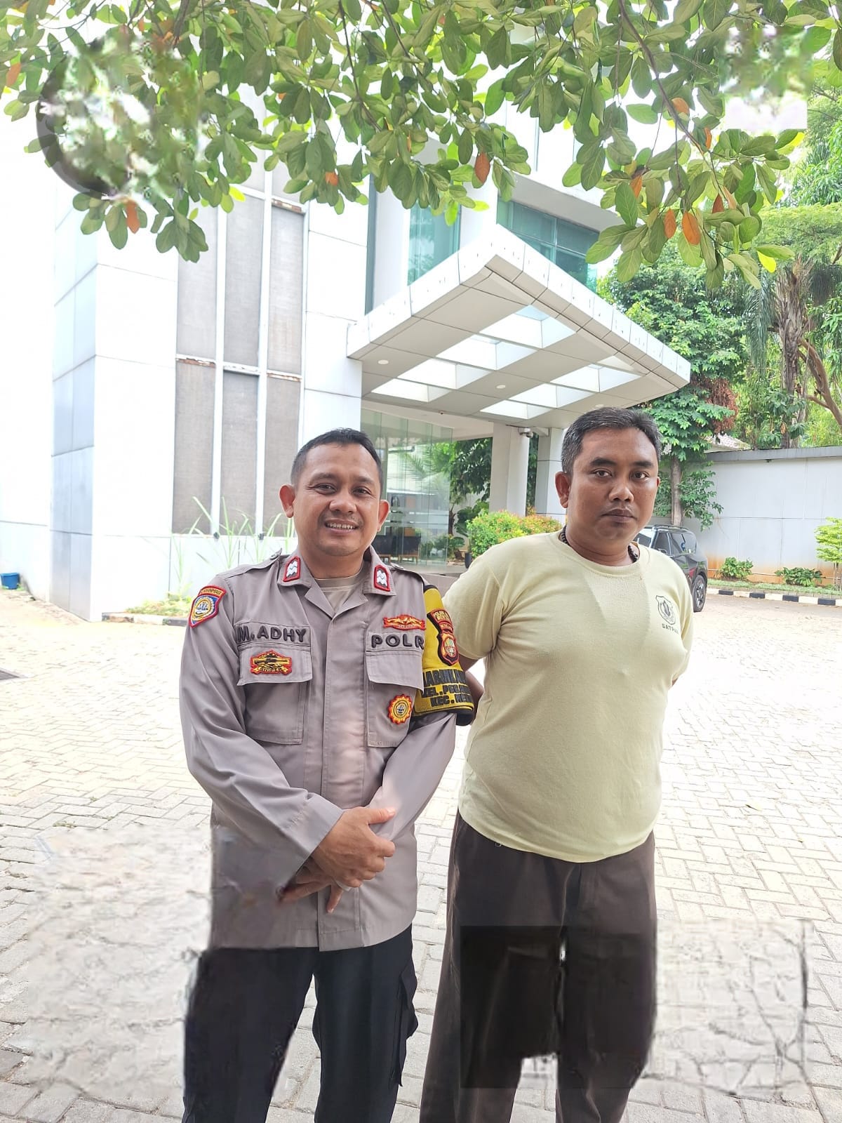 Bhabinkamtibmas Perkuat Pengamanan Gedung Perkantoran, Petugas Sampaikan Imbauan Kamtibmas di Graha Nusa Tiga