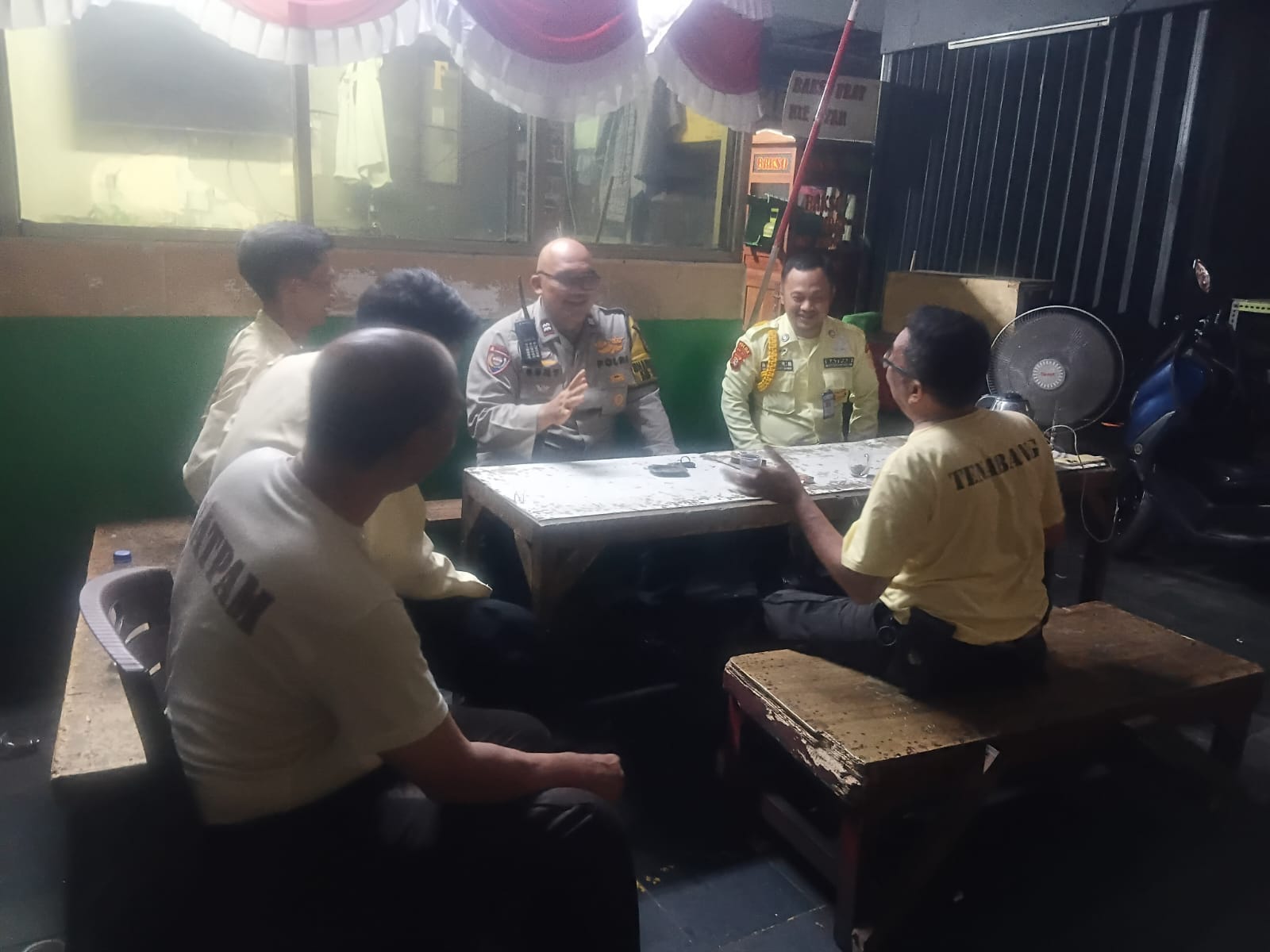 Jaga Situasi Tetap Kondusif, Bhabinkamtibmas Kampung Bali Sambangi dan Berikan Pembinaan kepada Satpam Pasar Blok F Tanah Abang