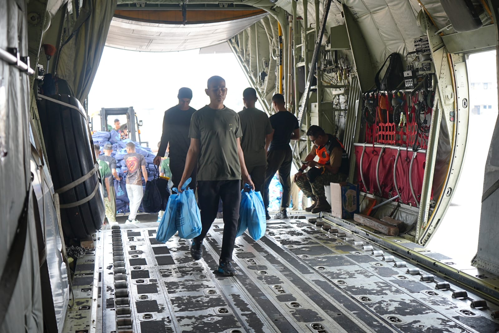 Memasuki Hari Kesebelas OMC, TNI Kirim 9,5 Ton _Dry Ice_ dan NaCl ke Banjarmasin