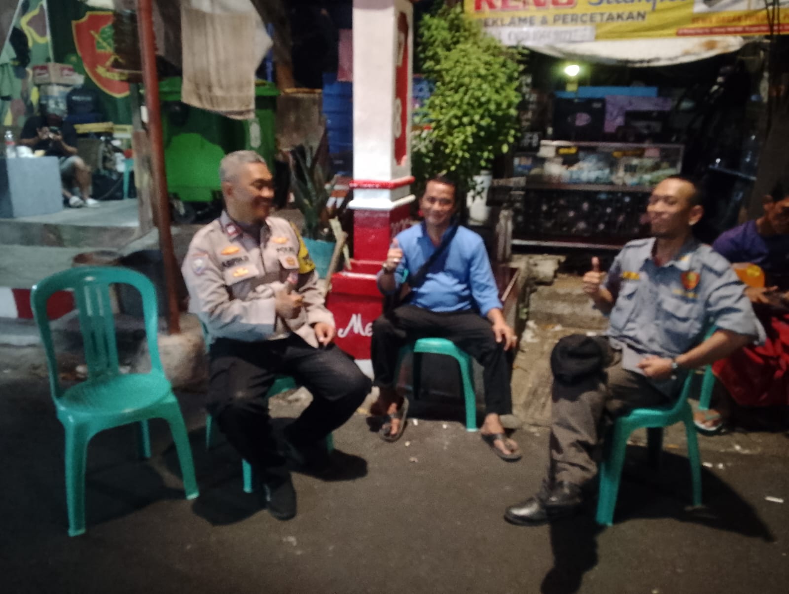 Perkuat Satkamling, Bhabinkamtibmas Ajak Warga Jaga Keamanan Lingkungan