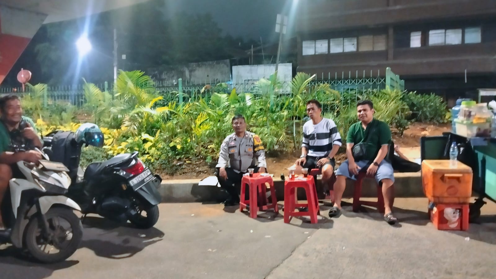 Antisipasi Tawuran dan Kriminalitas Malam Hari, Polsek Metro Gambir Gelar Patroli Kamtibmas di Flyover Roxy