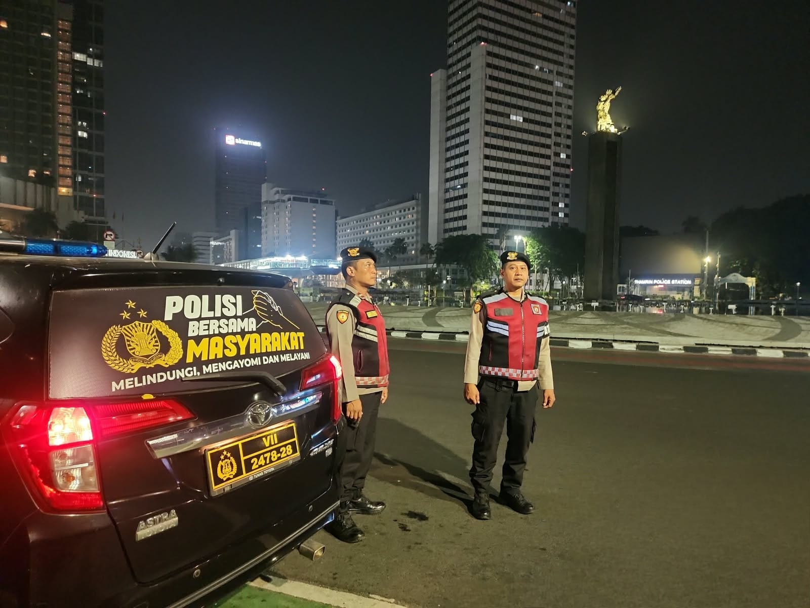 Pastikan Aktivitas Ibu Kota Tetap Kondusif, Personel Polsek Metro Menteng Siaga di Bundaran HI