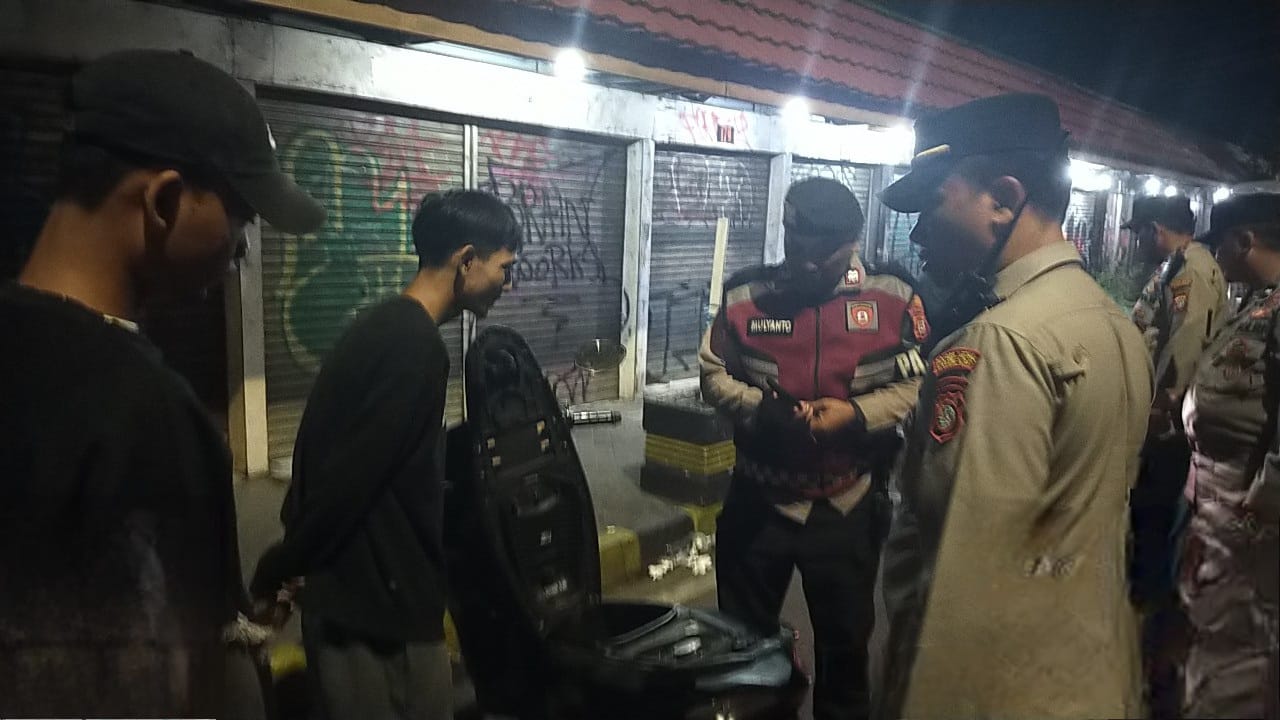 Jaga Kondusivitas, Polsek Metro Menteng Perketat Pemeriksaan Kendaraan Dini Hari