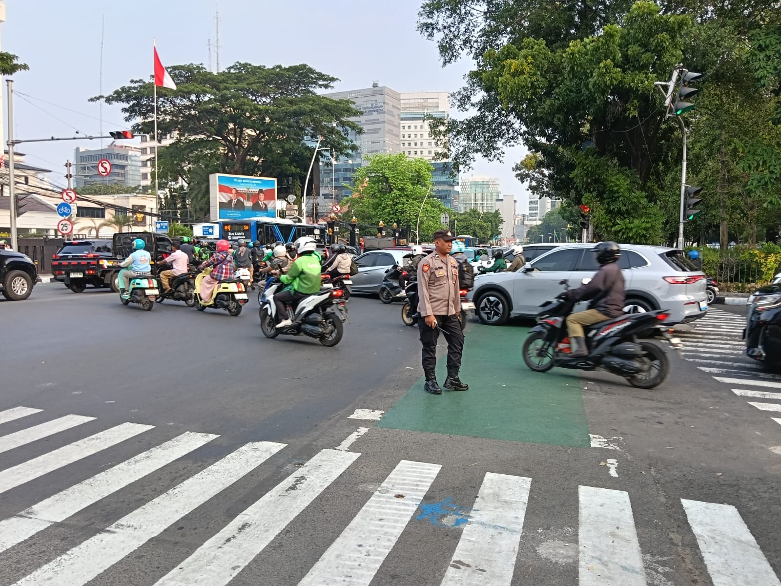 Anggota Polsubsektor Monas Timur Polsek Metro Gambir Tingkatkan Pengaturan Lalu Lintas Sore Hari di TL Batu Gambir