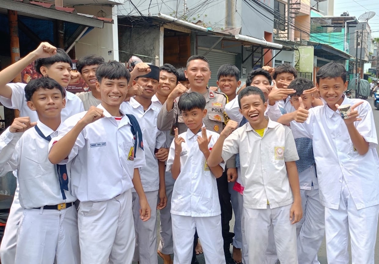 Peduli Pendidikan, Bhabinkamtibmas Tanah Tinggi Sambangi Siswa SMP YWPM, Ingatkan Pentingnya Ketertiban