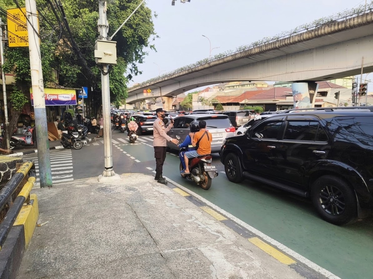 Pengaturan Arus Lalin dan Strong Point Pagi, Polsek Johar Baru Hadir di Tiga Titik Strategis