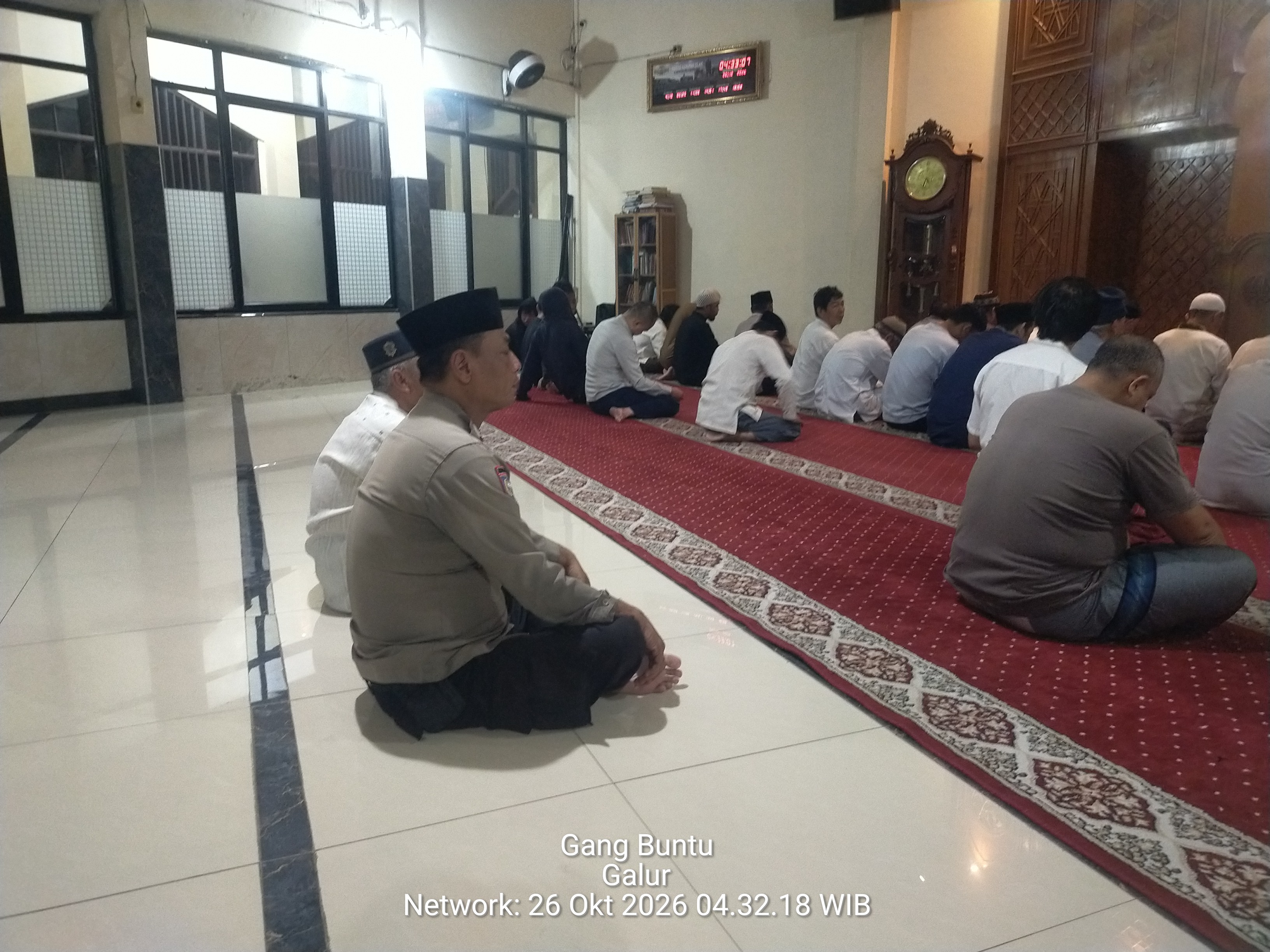 Subuh Penuh Kebersamaan, Polsek Johar Baru Rangkul Jamaah Masjid PUI Galur untuk Jaga Kamtibmas