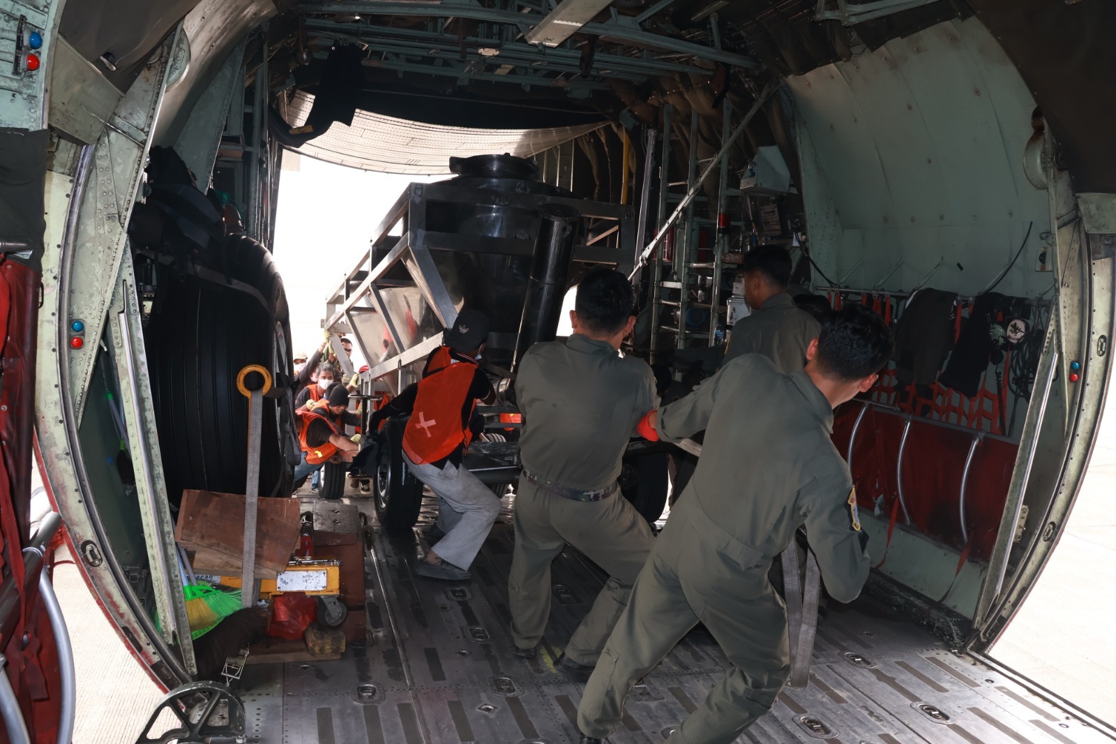 Percepat Penanganan Karhutla, TNI Semai 11.2 Ton Garam Dukung OMC di Kalimantan