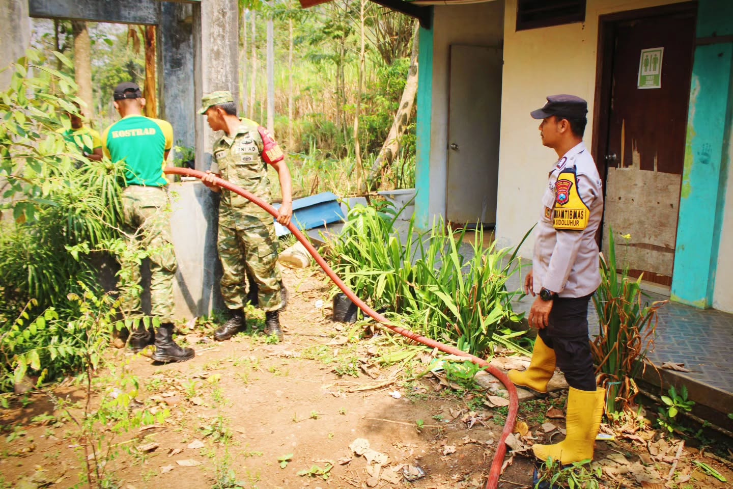 Yonif 502/UY/18/2 Kostrad Salurkan Bantuan Air Bersih bagi Warga Gunung Tumpuk