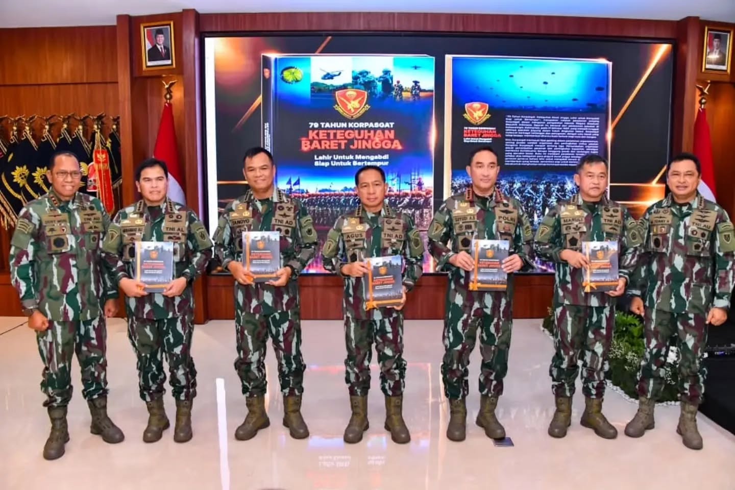 Pangkostrad Hadiri Pengukuhan Lima Pimpinan TNI-Polri sebagai Warga Kehormatan Korpasgat