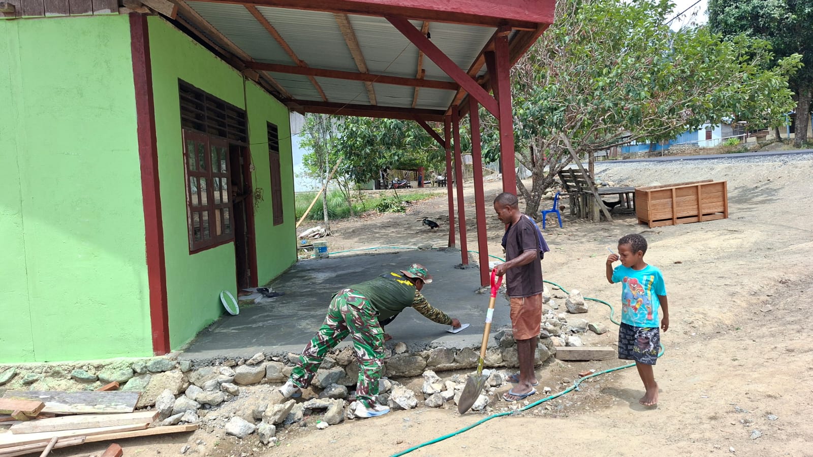 Bersama Rakyat Membangun Harapan, Satgas TMMD Ke-130 Kerjakan Teras Rumah Warga