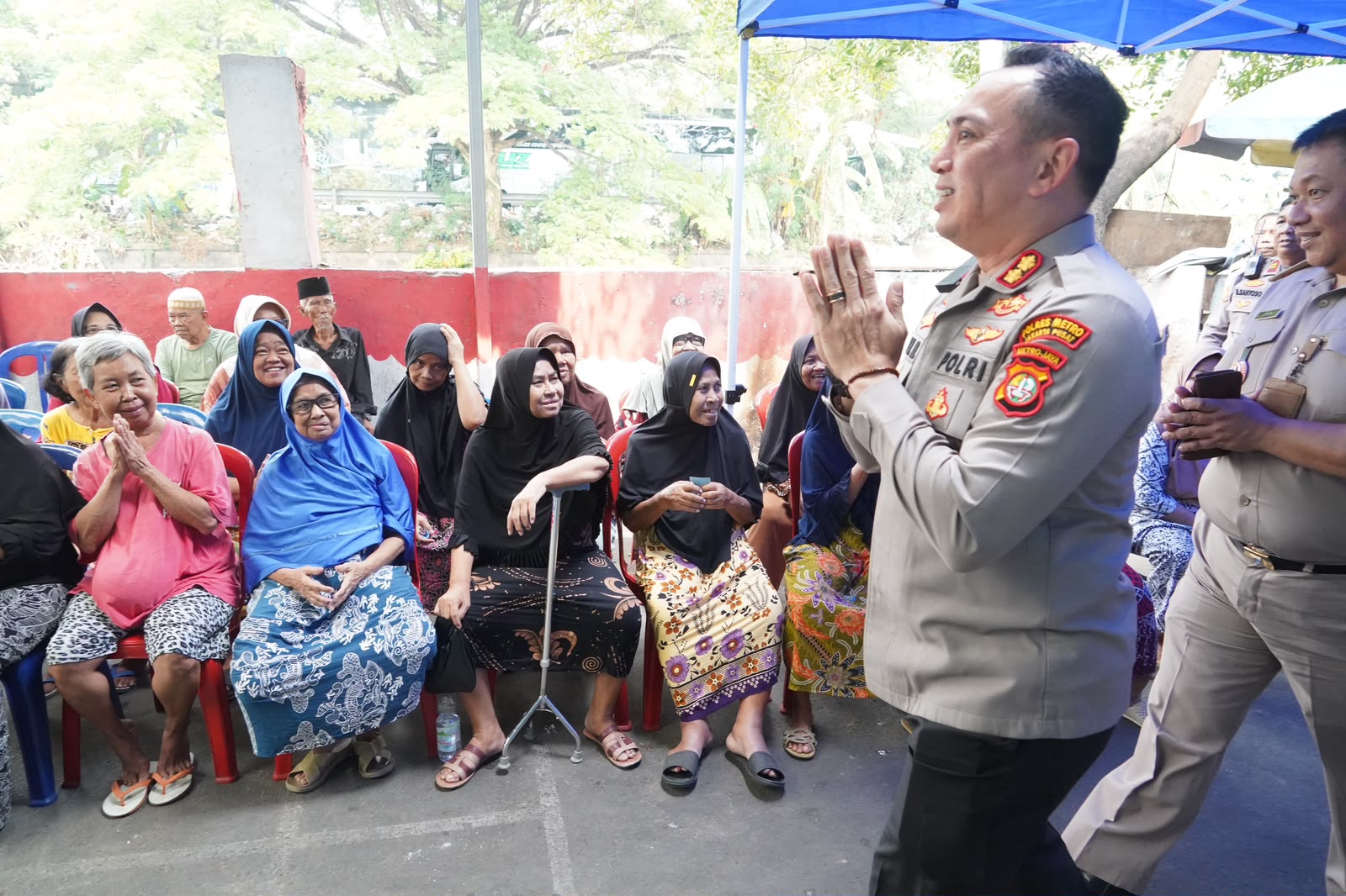 Wakapolres Metro Jakarta Pusat Bersama Mahasiswa Gelar Bakti Sosial, Layani Pengobatan Gratis dan Bagikan Sembako