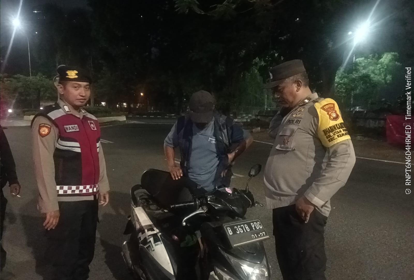 Polsek Kemayoran Bergerak Dini Hari, Razia Stasioner Jaga Lingkungan Tetap Aman dan Kondusif