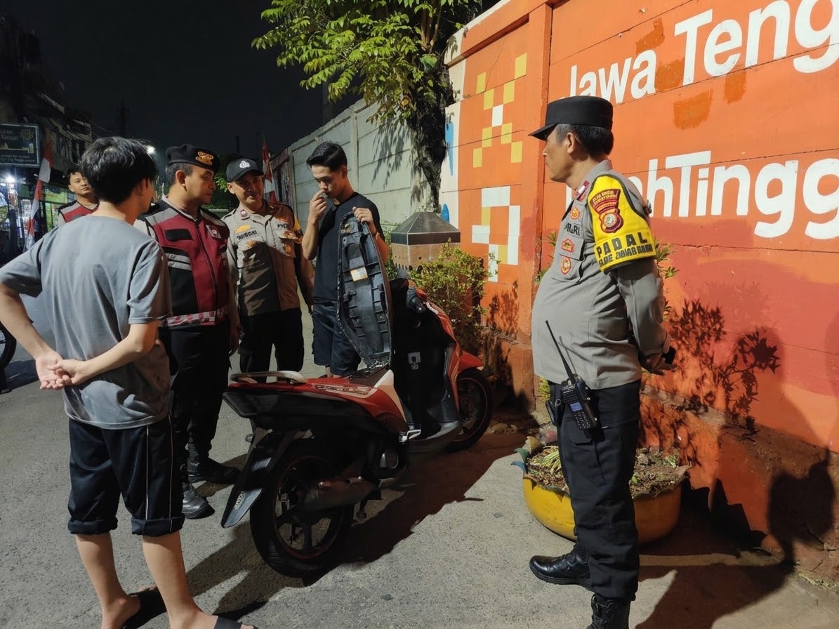 Jelang Dini Hari, Polsek Johar Baru Sisir Jalur Rawan Lewat Patroli dan Razia Stasioner Kerja Melayani Jakarta