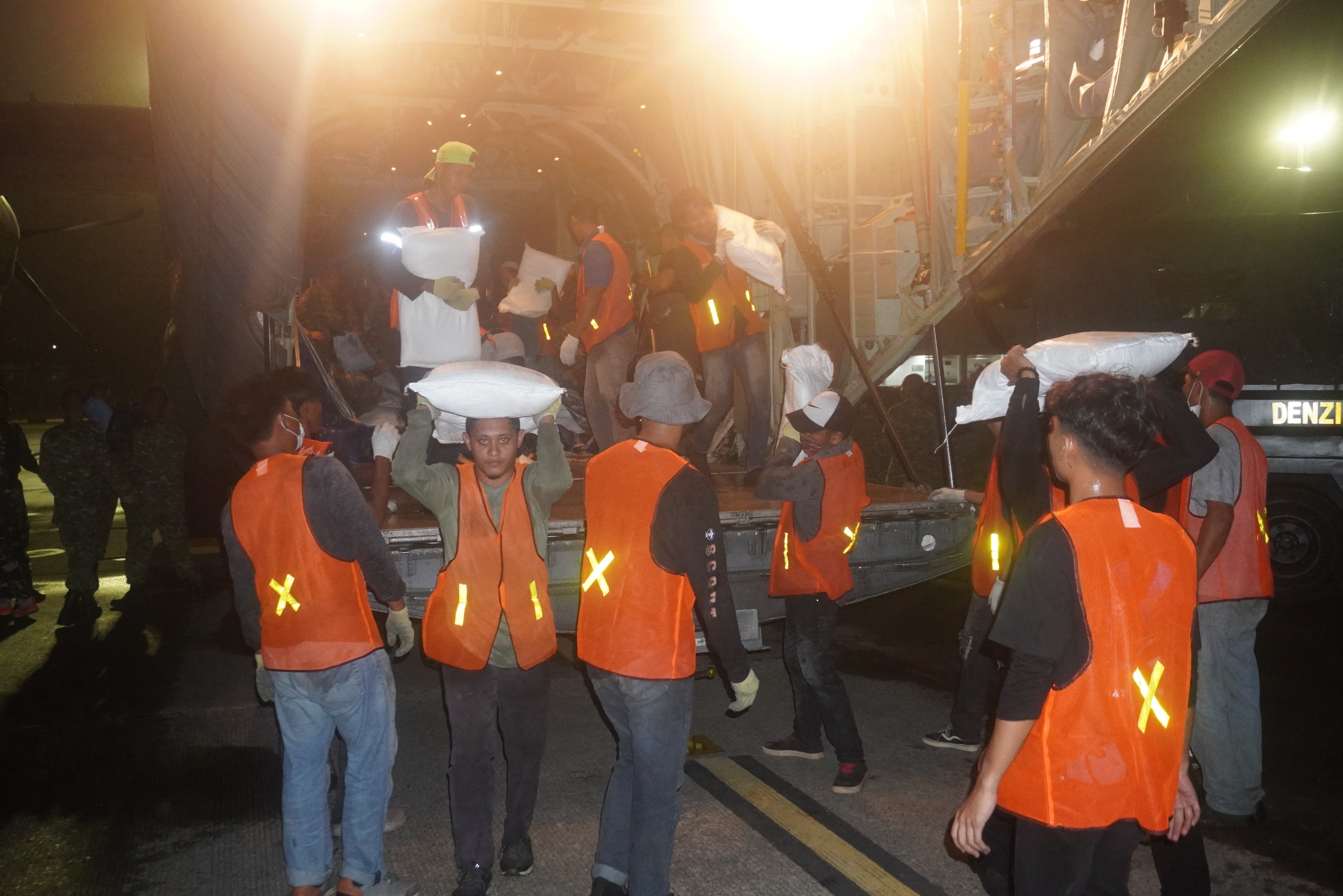 TNI Tebar 10,8 Ton Bahan Modifikasi Cuaca di Kalimantan