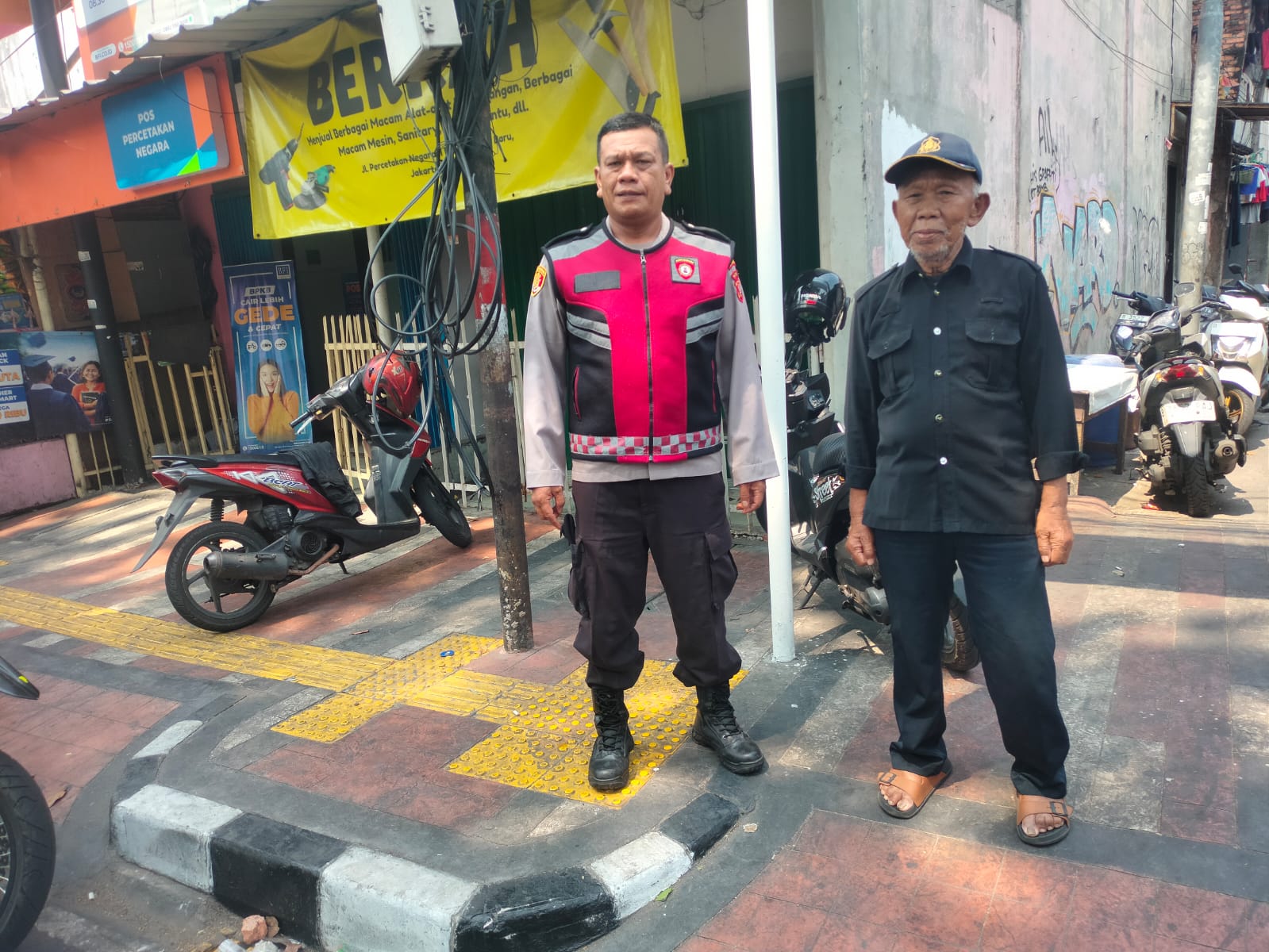 Patroli Jalan Kaki, Polsek Johar Baru Sampaikan Imbauan Antisipasi 3C kepada Warga