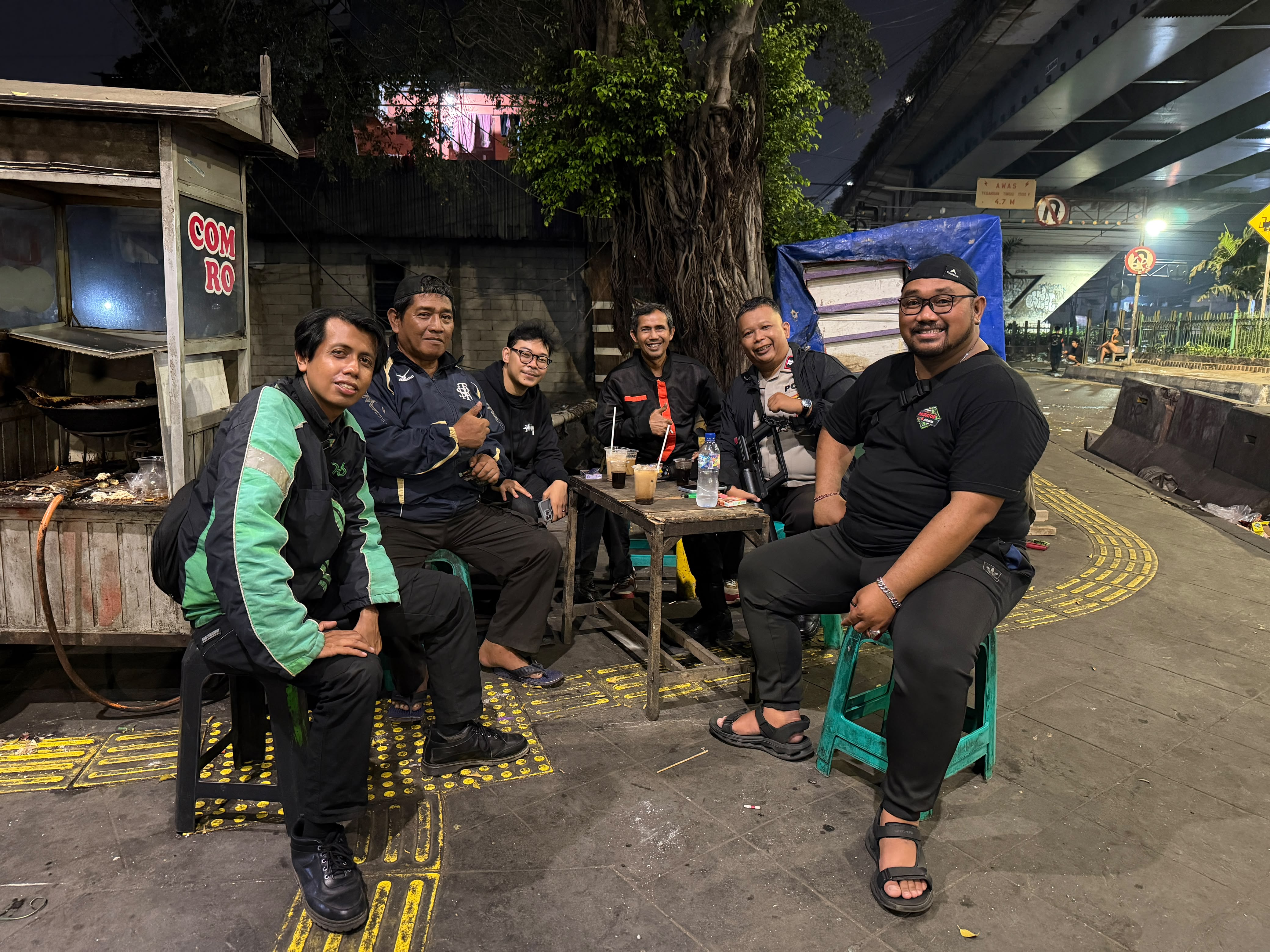 Antisipasi Tawuran Warga, Personel Polsek Metro Gambir Siaga di Kolong Flyover Roxy