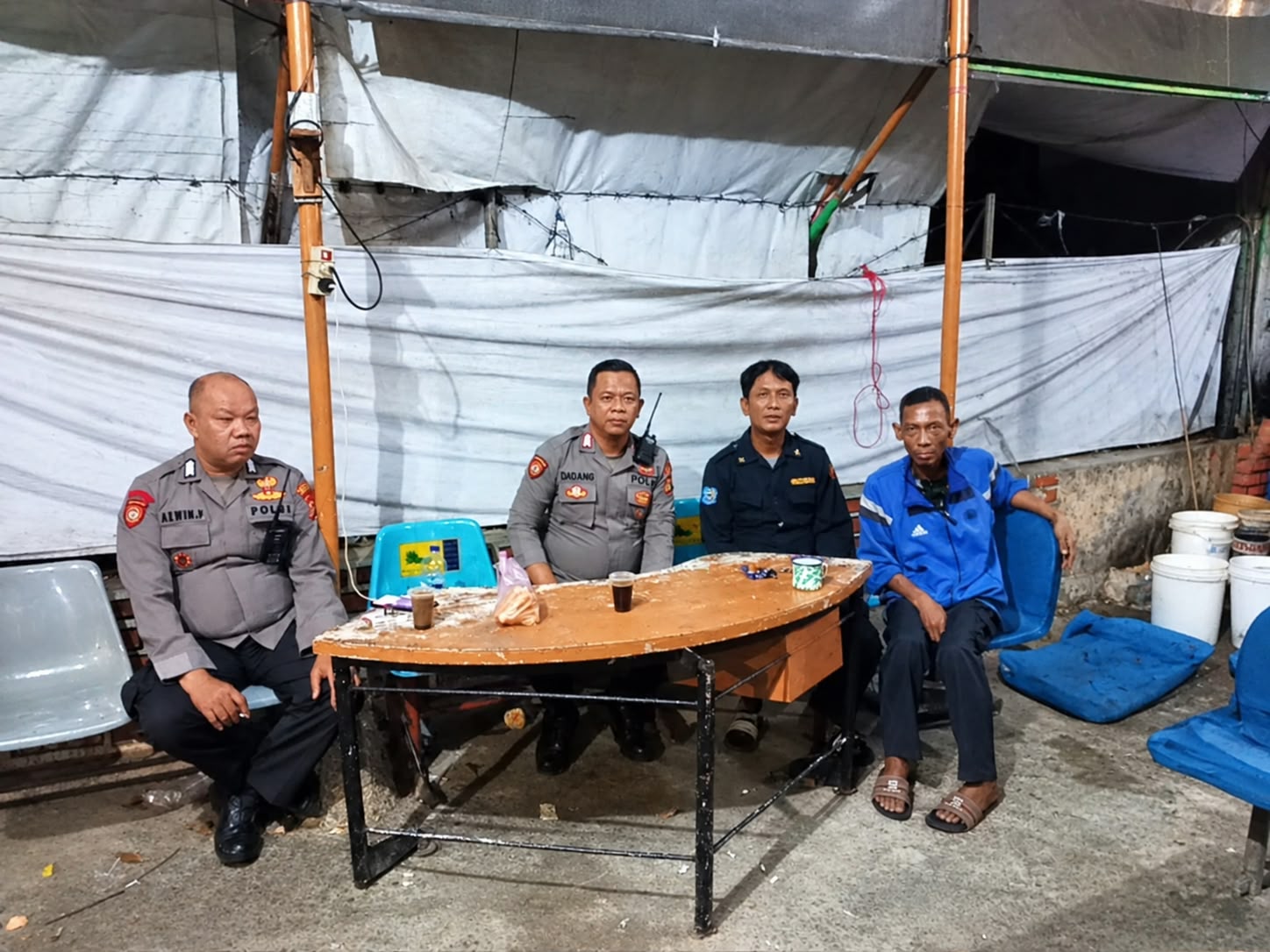Jaga Kondusifitas Wilayah, Personel Polsek Metro Gambir Gelar Patroli Dialogis dan Sambang Kamtibmas di Pintu Air
