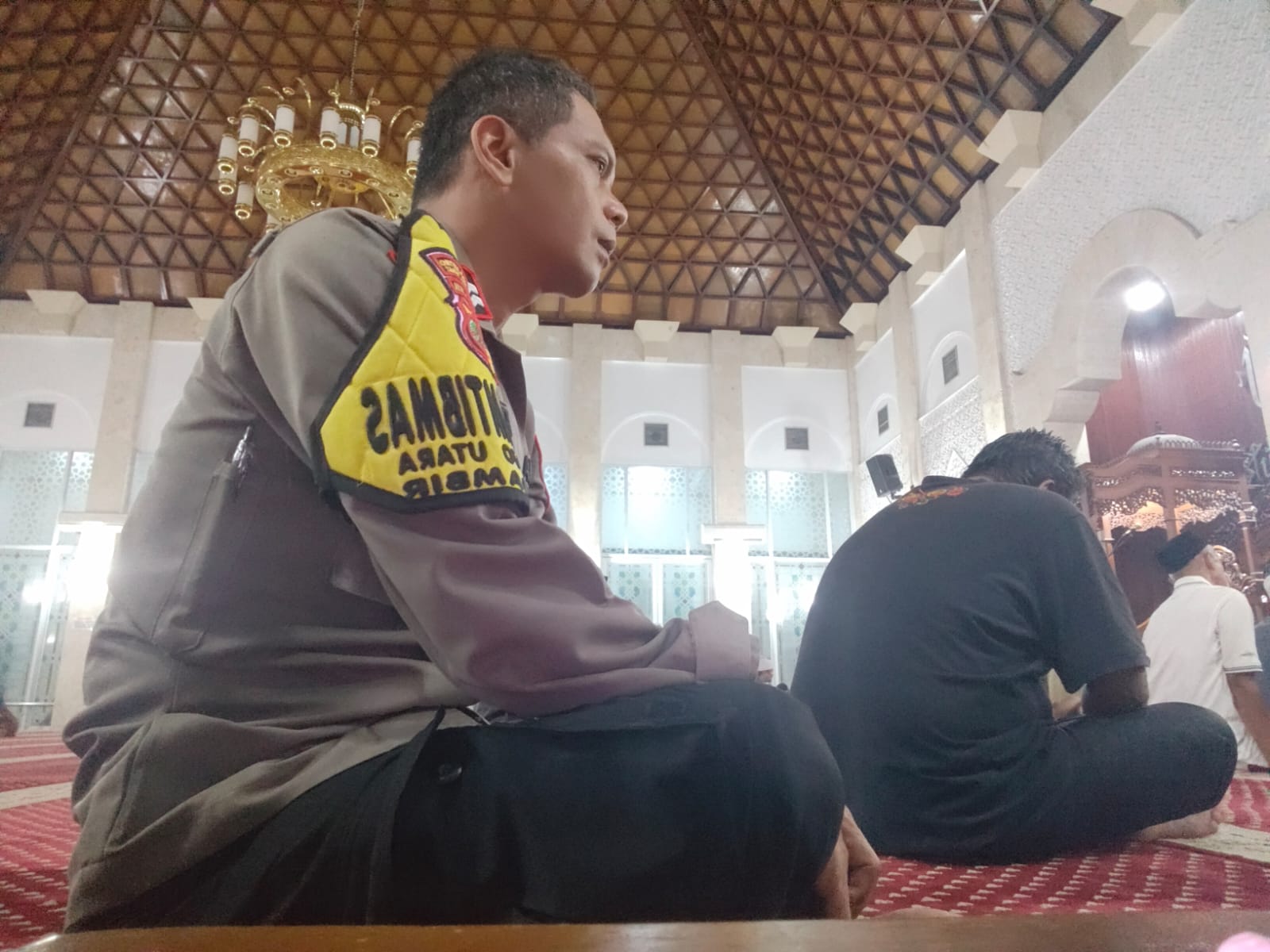 Perkuat Silaturahmi Lewat Subuh Keliling, Bhabinkamtibmas Petojo Utara Gelar Cooling System di Masjid Al Ikrom