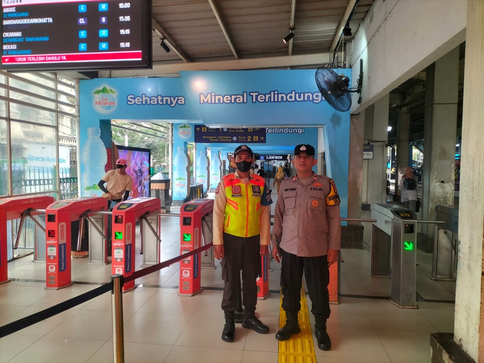 Jelang Aksi Unjuk Rasa, Bhabinkamtibmas Perkuat Koordinasi Keamanan di Stasiun Sudirman