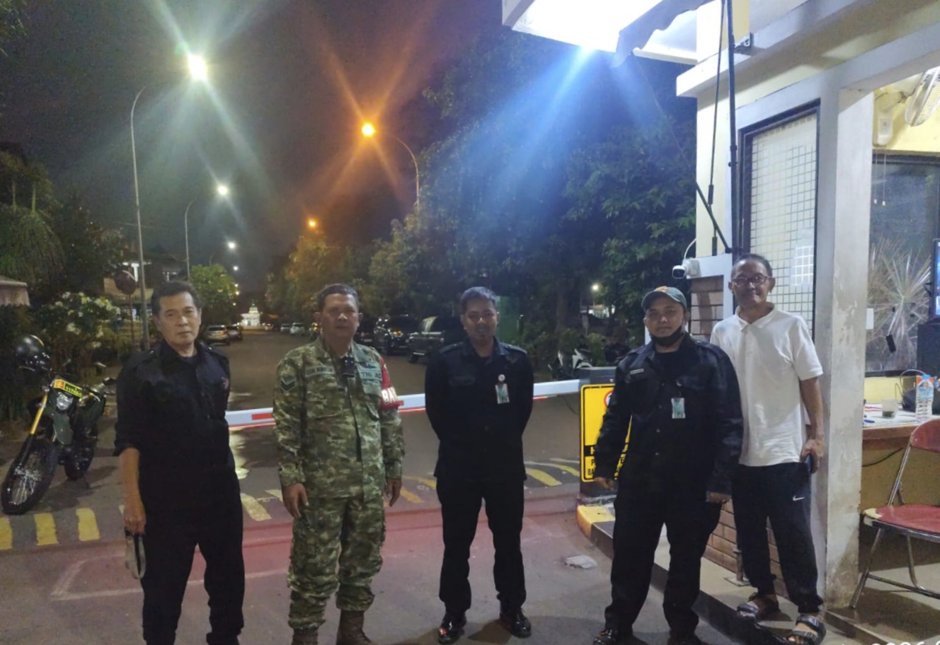 Patroli Keliling Diperkuat, Babinsa Koramil Duren Sawit Cegah Gangguan Kamtibmas