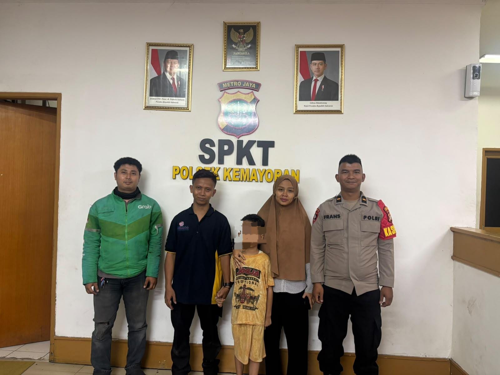 Polisi Bantu Anak Hilang Kembali ke Pelukan Keluarga, Kapolsek Kemayoran Apresiasi Pelayanan Humanis Anggota