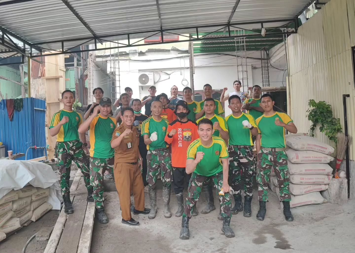 Perkuat Kemanunggalan TNI dan Rakyat, Prajurit Brigif 20/IJK Kostrad Gotong Royong Renovasi Masjid Ainil Yaqin
