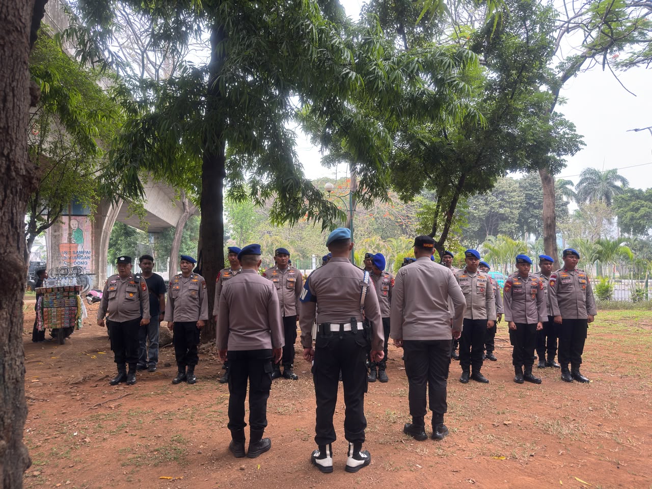 Kapolsek Sawah Besar Pimpin Apel Pelayanan Unjuk Rasa di Ambon 9 Gambir