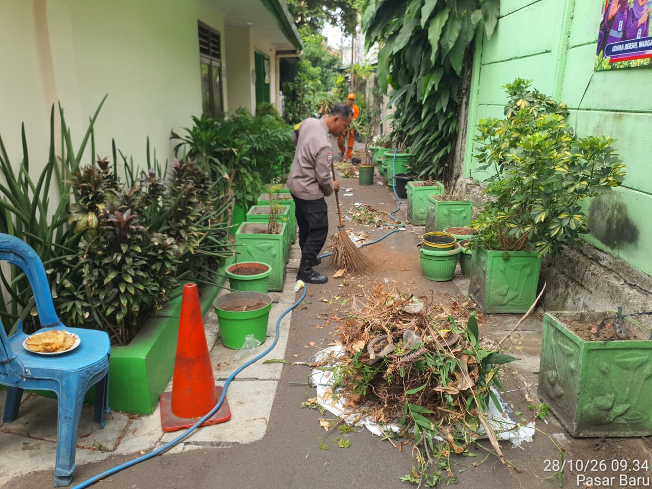 Green Policing, Polsek Sawah Besar Melalui Bhabinkamtibmas Bersama Warga Rawat Lingkungan di Pasar Baru