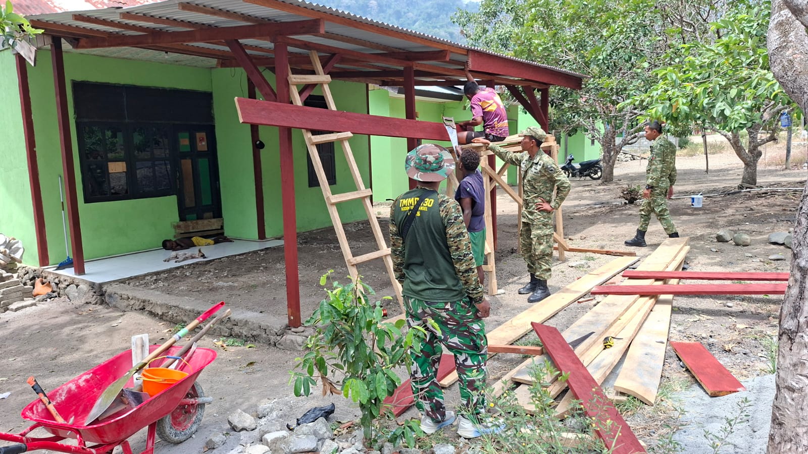 Rumah Warga Yamboi Makin Rapi dan Asri, Satgas TMMD Ke-130 Pasang Lisplang Baru