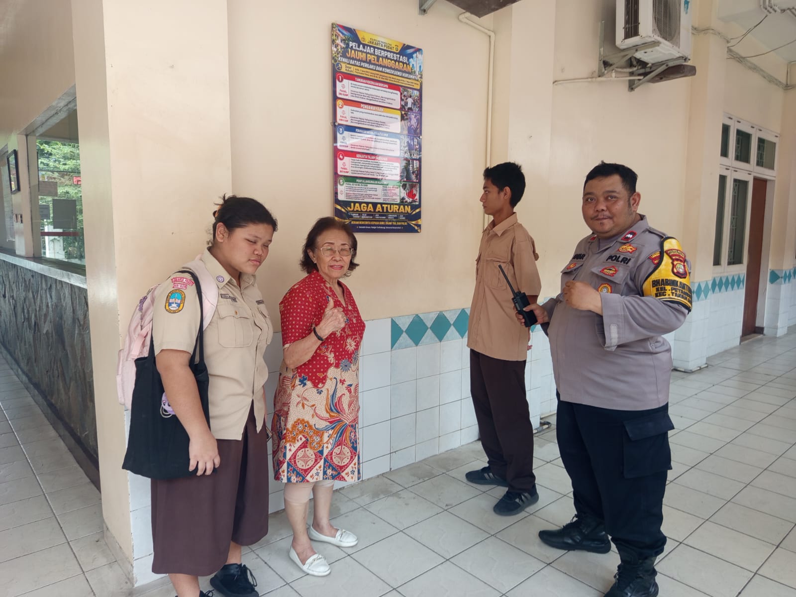 Bhabinkamtibmas Petamburan Monitoring SMA/K Bethel, Pastikan Siswa Pulang dengan Aman dan Tidak Terlibat Unjuk Rasa