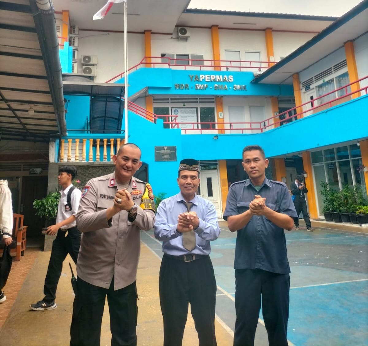 Police Goes to School, Bhabinkamtibmas Sambangi SMA–SMK Yapermas, Ajak Sekolah Awasi Siswa dan Cegah Provokasi