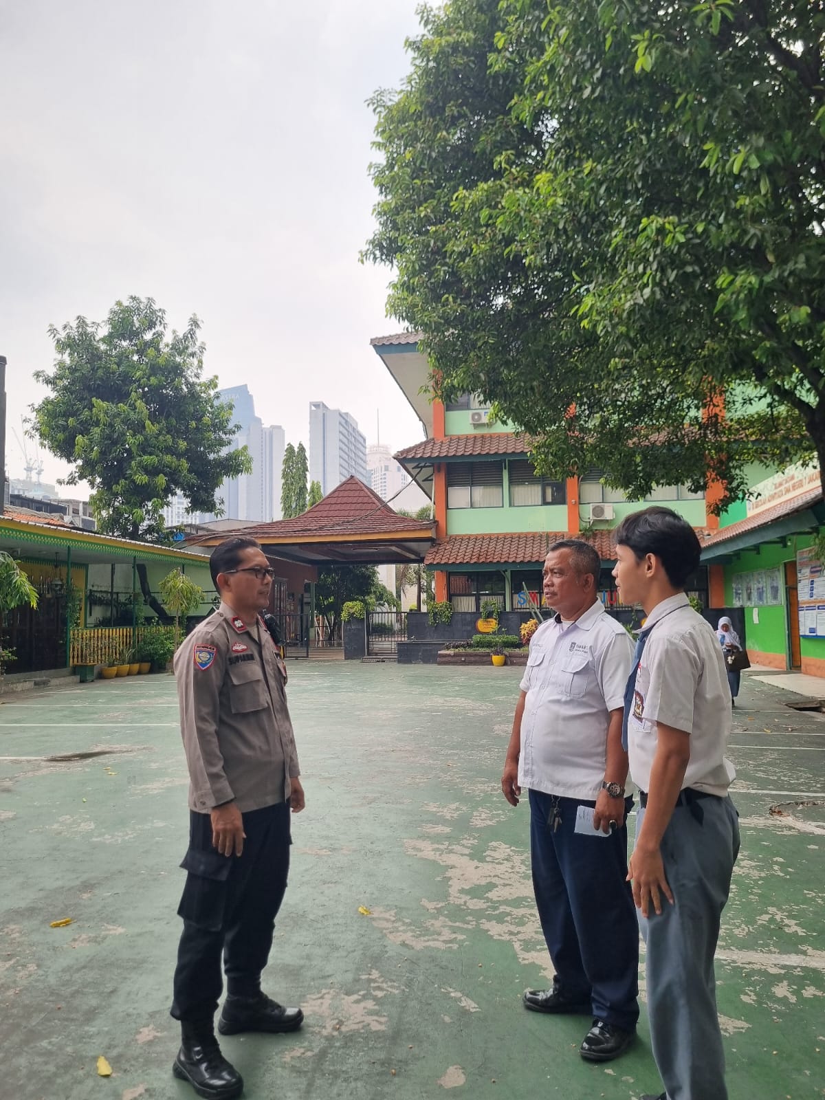 Bhabinkamtibmas Karet Tengsin Sambangi SMAN 7 Jakarta, Edukasi Siswa Cegah Tawuran dan Penyalahgunaan Narkoba