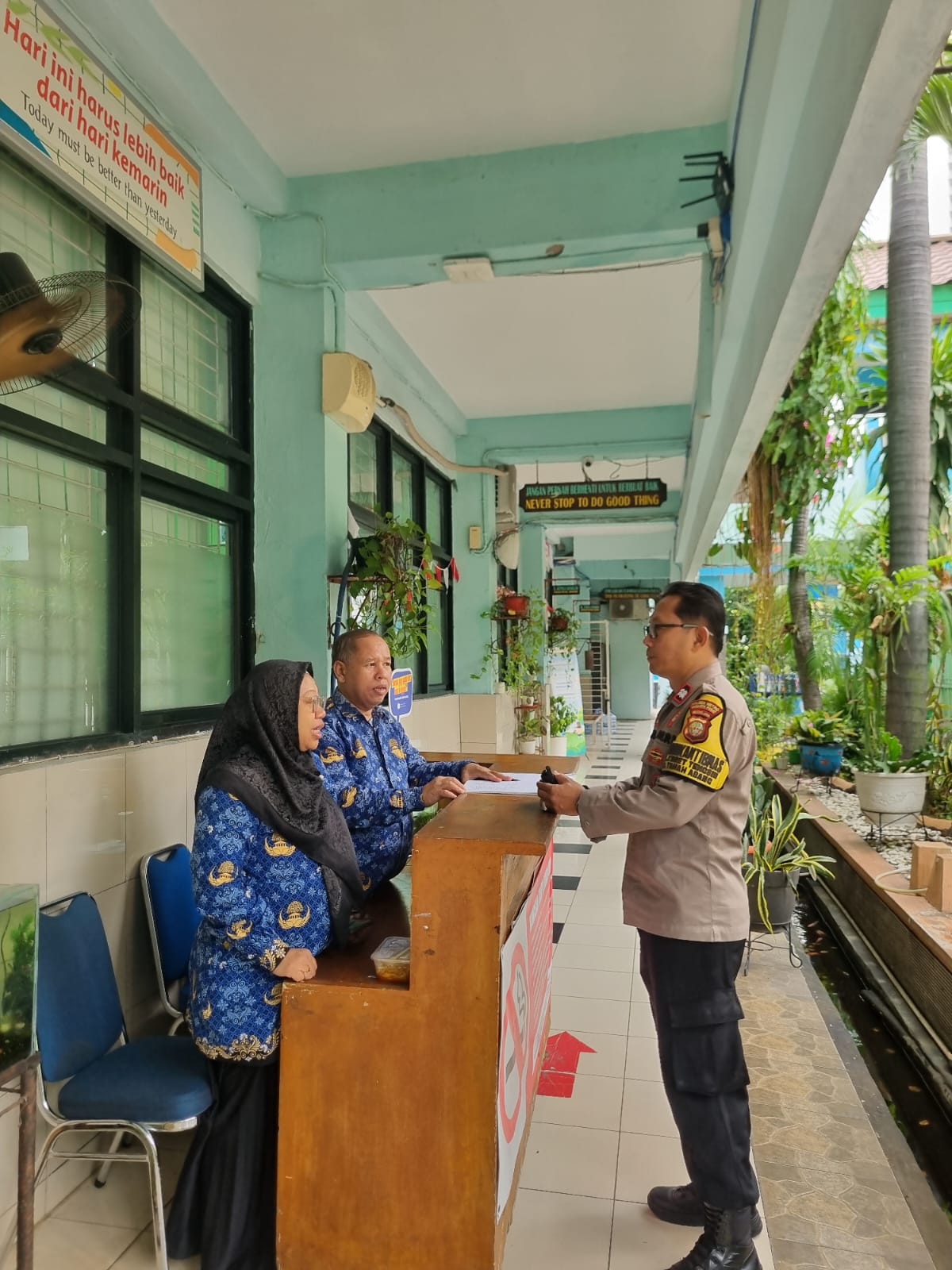 Bhabinkamtibmas Karet Tengsin Sambangi SMAN 35 Jakarta, Edukasi Pelajar Cegah Tawuran dan Penyalahgunaan Obat Terlarang