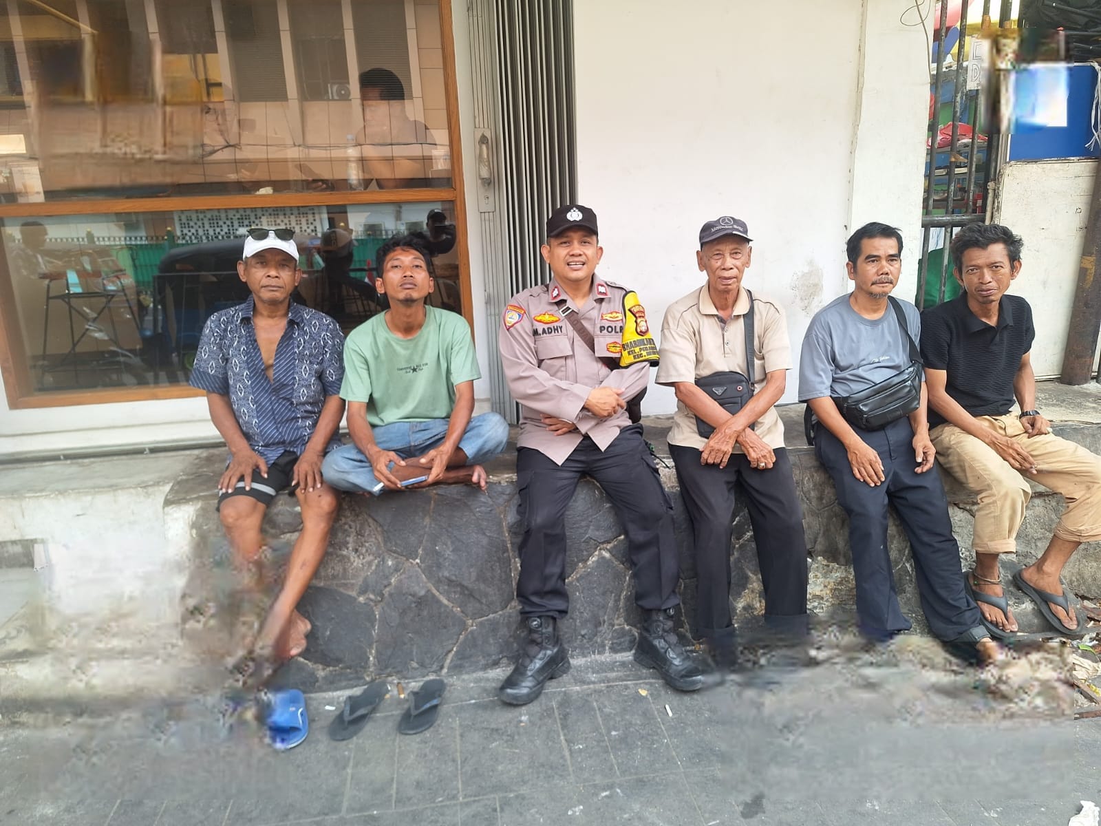 Dekati Warga Pegangsaan, Bhabinkamtibmas Perkuat Deteksi Dini dan Imbau Masyarakat Tetap Waspada