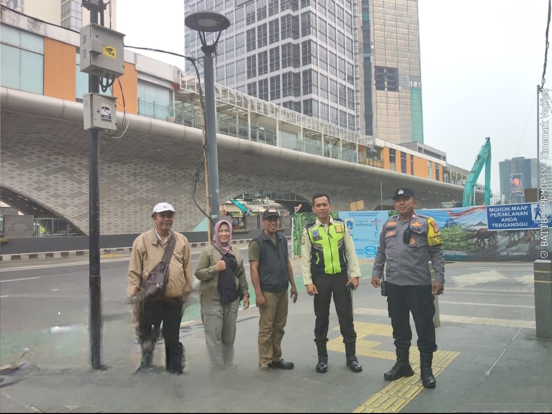 Bhabinkamtibmas Bersama Potmas Pantau Halte Pullman, Pastikan Situasi Thamrin Tetap Kondusif