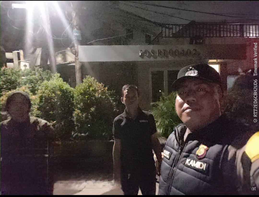 Perkuat Keamanan Menjelang Subuh, Bhabinkamtibmas Sambangi Pos Satkamling Gondangdia
