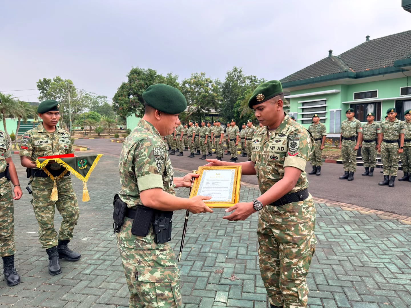 DANYONKES 2 KOSTRAD SERAHKAN PENGHARGAAN KAPUSKESAD KEPADA PRAJURIT BERPRESTASI