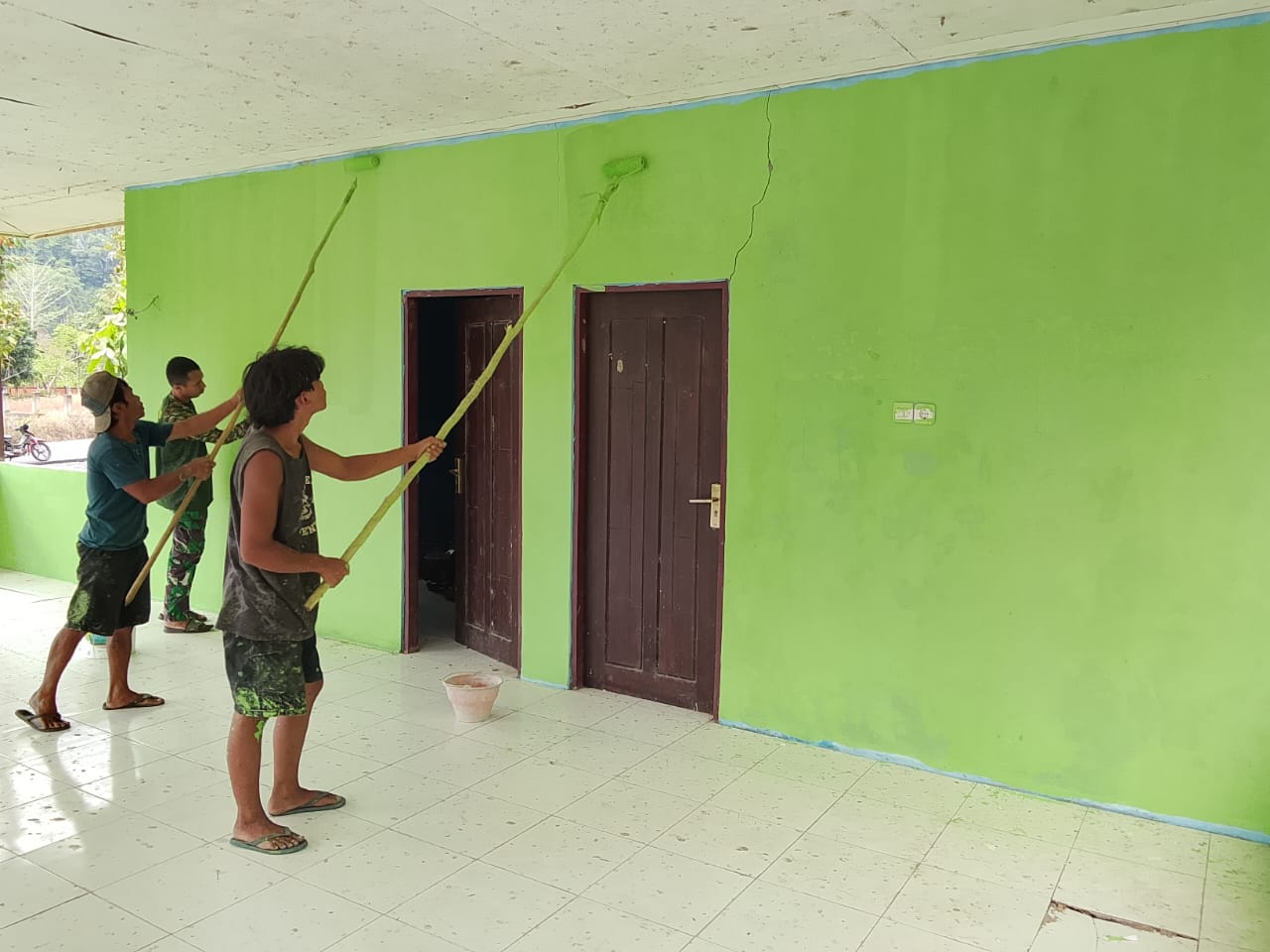 Satgas TMMD Ke-130 Hidupkan Kembali Balai Kampung Yamboi sebagai Ruang Kebersamaan