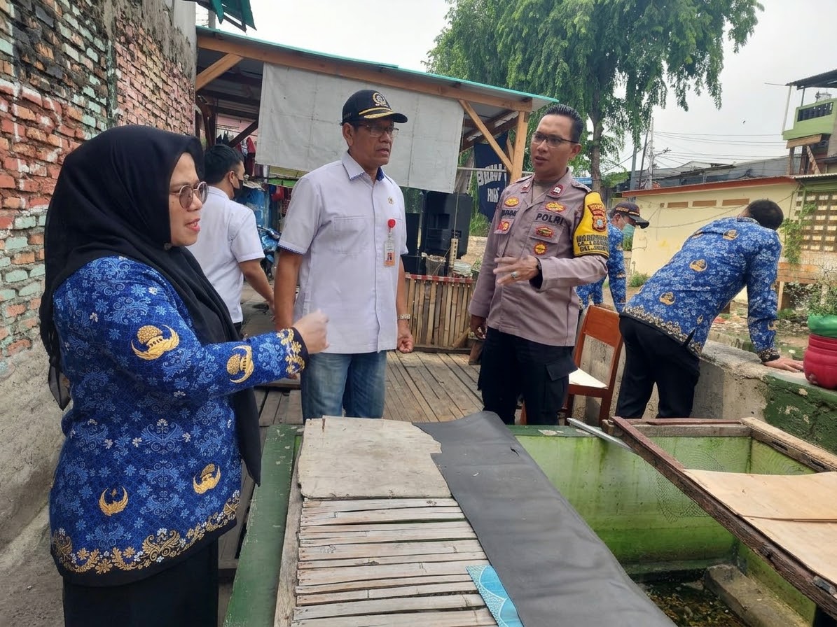 Rabu Tertib, Polsek Johar Baru Bersama Tiga Pilar Tertibkan Bangunan Liar di Bantaran Kali Kampung Rawa