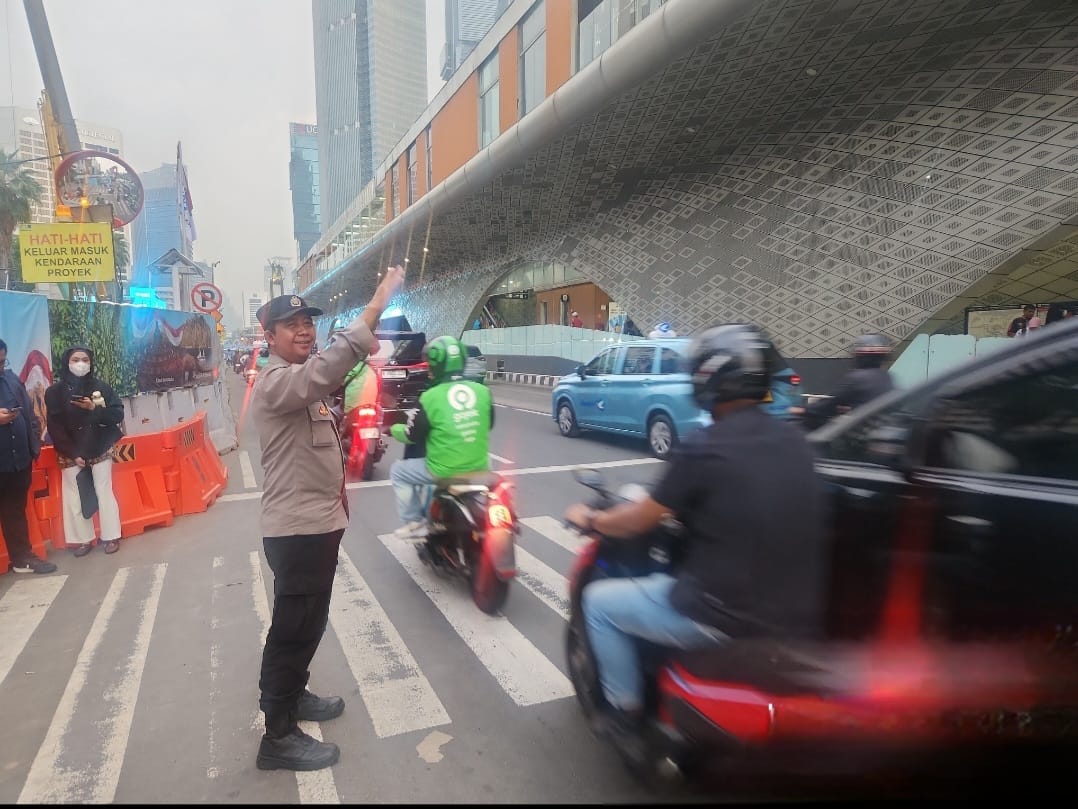 Sore di Jalur Protokol Thamrin, Personel Polsek Metro Menteng Kawal Kelancaran Lalu Lintas