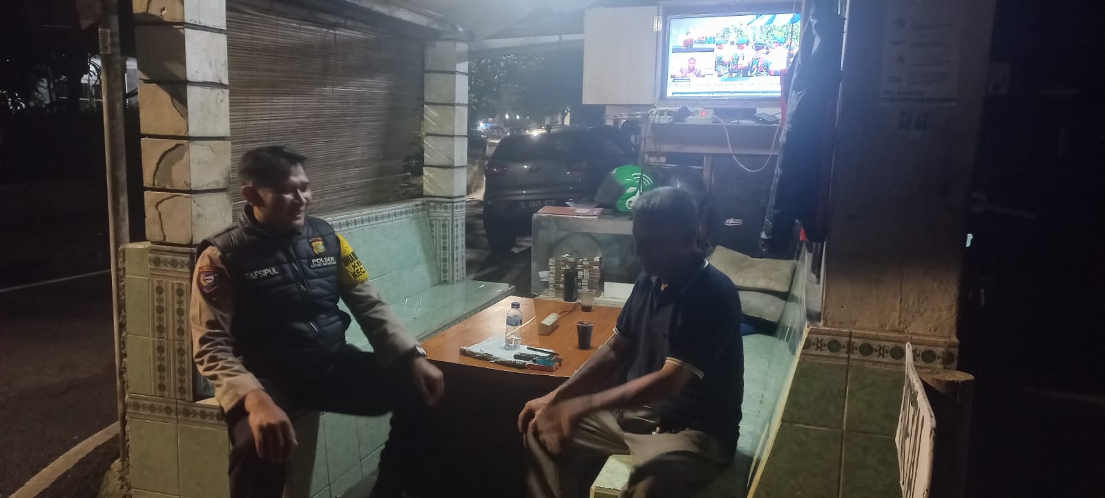 Menjelang Subuh, Bhabinkamtibmas Cikini Sambangi Pos Kamling Cegah Tawuran Warga