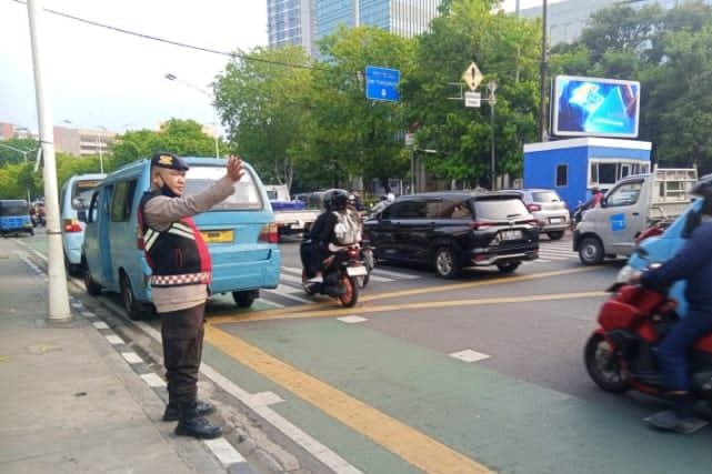 Polsek Senen Gelar Strong Point Pagi dan Sore, Arus Lalu Lintas Ramai Lancar