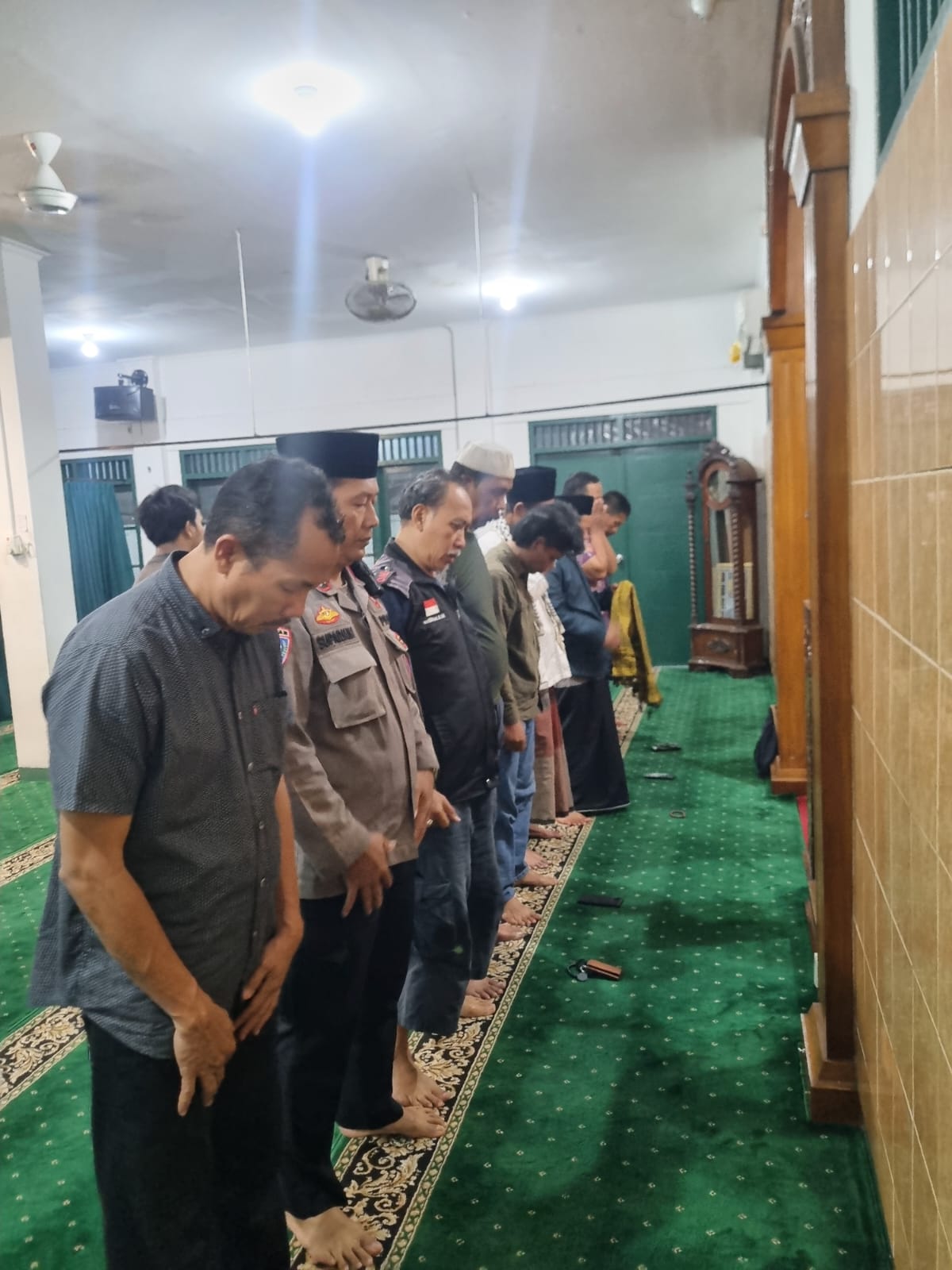 Bhabinkamtibmas Karet Tengsin Sholat Maghrib Berjamaah di Masjid Al-Mujahidin, Perkuat Silaturahmi dan Jaga Kamtibmas