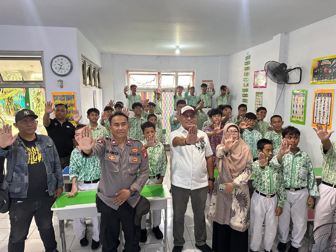 Tanamkan Kesadaran Sejak Sekolah, Polsek Metro Menteng Bekali Siswa SMP Al Makmur Dengan Edukasi Bahaya Narkoba